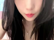 Une beauté chinoise se masturbe sur le lit