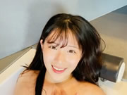 Une beauté coréenne aux gros seins se baigne