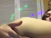 Une adolescente joue avec sa chatte