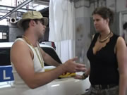 Dame visitant un garage pour une fellation